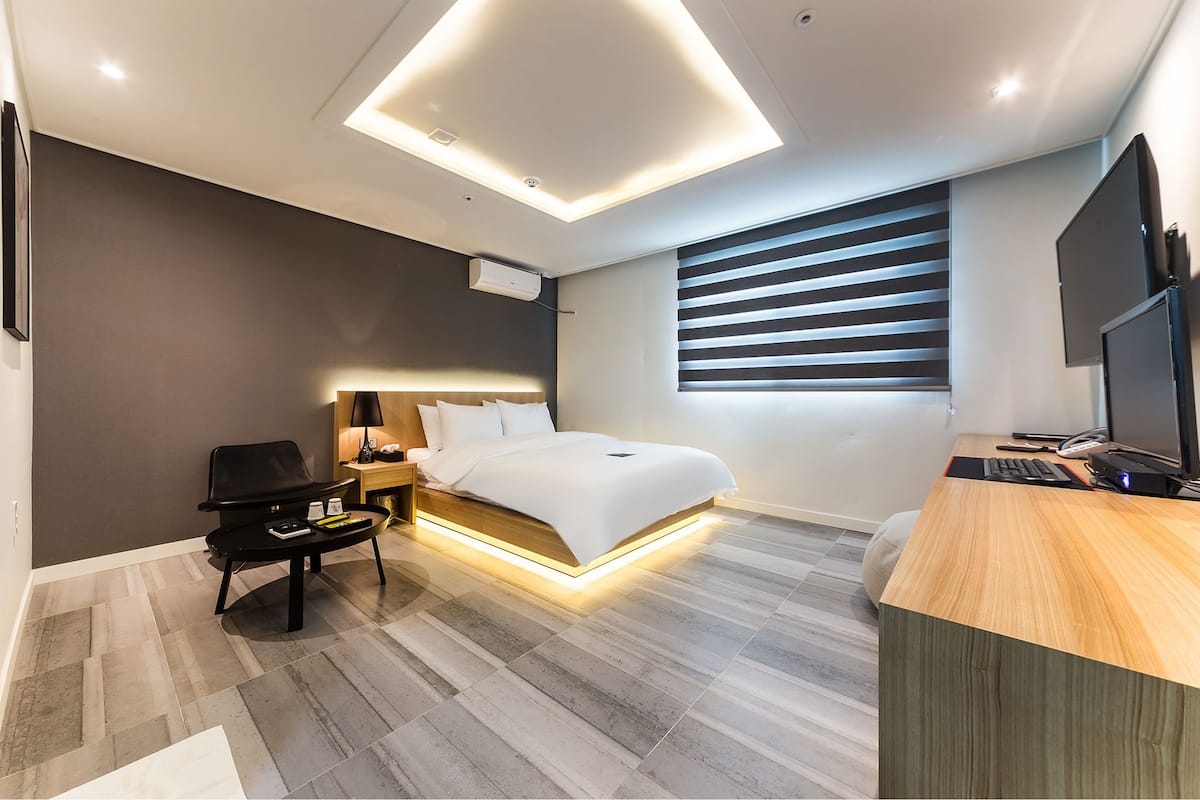 Deluxe-Doppelzimmer, Raucher | Individuell dekoriert, individuell eingerichtet, schallisolierte Zimmer