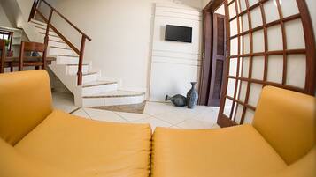 Apartamento superior, vista para o mar | Sala de estar | TV LED