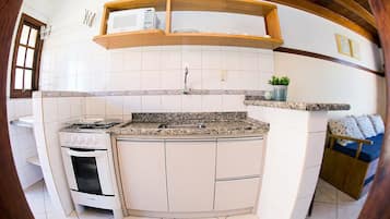 Apartamento, vista para o mar, no mezanino | Cozinha privada | Geladeira grande, micro-ondas, chaleira elétrica