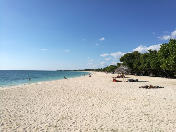 Plage à proximité, sable blanc, navette pour la plage, chaises longues