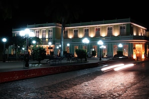 Façade de l’hébergement - soirée/nuit