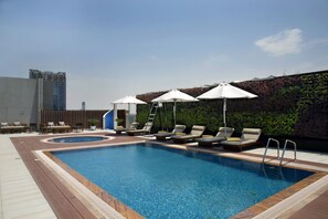 Piscina externa, funciona das 7h às 19h, guarda-sóis, espreguiçadeiras