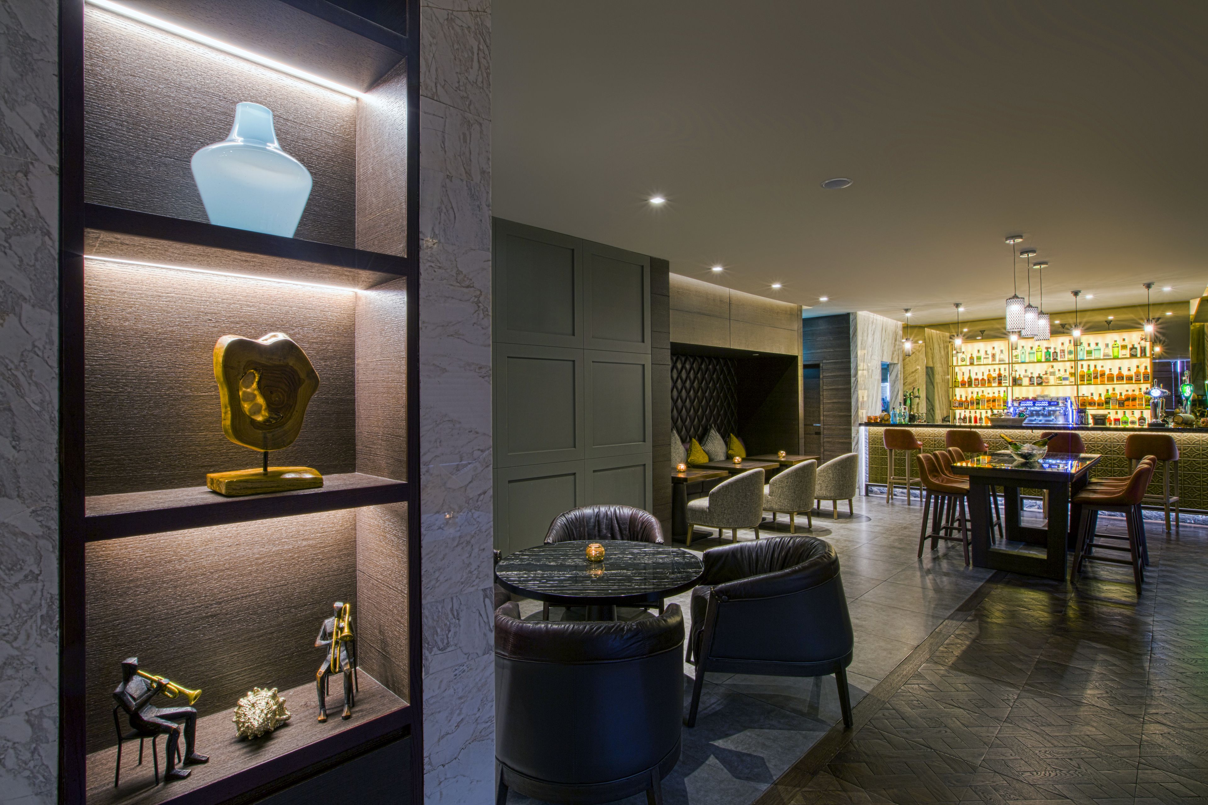 2 bars/lounges, poolside bar