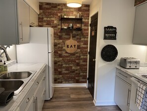 冷蔵庫、電子レンジ、オーブン、コンロ