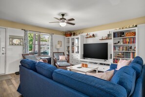 Een televisie en boeken