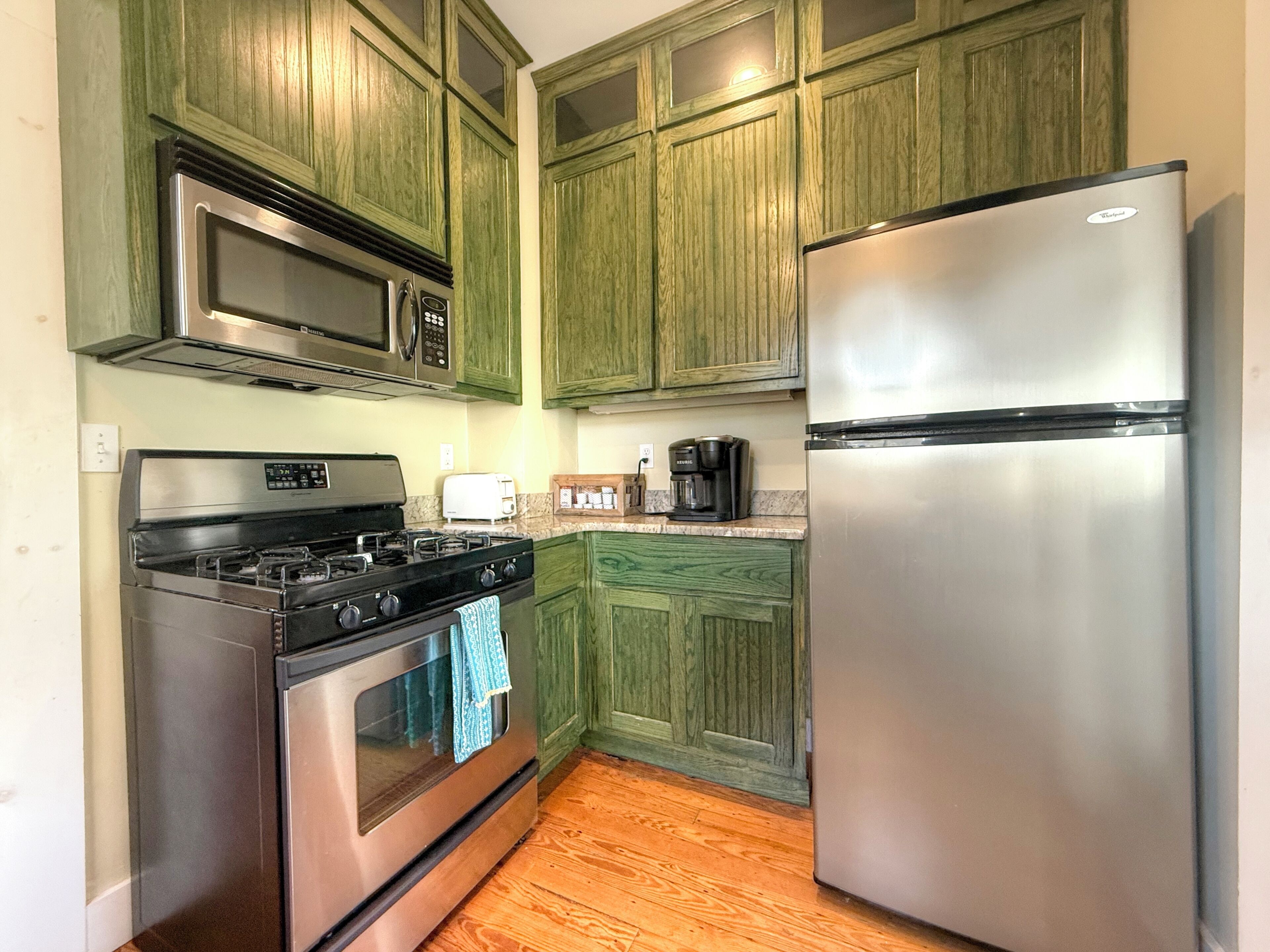 Coffee/tea maker, fridge, microwave, oven