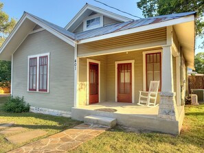 Exterior - 1 Block to Nimitz Museum, 2-3 Blocks to Downtown, Restaurants (Fredericksburg)