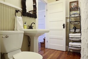 Combined shower/tub, jetted tub, hair dryer, towels - 1 Block to Nimitz Museum, 2-3 Blocks to Downtown, Restaurants (Fredericksburg)