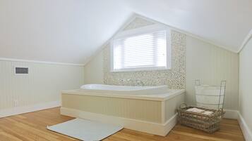 Combined shower/bathtub, jetted bath, hair dryer, towels