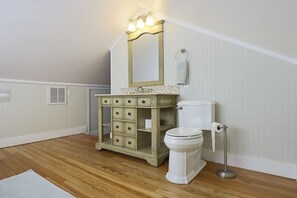 Combined shower/tub, jetted tub, hair dryer, towels - 1 Block to Nimitz Museum, 2-3 Blocks to Downtown, Restaurants (Fredericksburg)