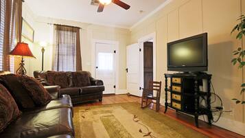 Een smart-tv en een dvd-speler