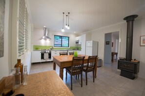 Fridge, microwave, oven, stovetop - Rural paradise with rainforest views (Eureka)