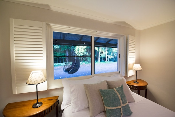 Queen bedroom with rain forest backdrop