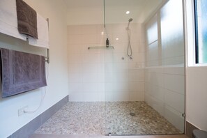 Regadera, tina de hidromasaje, amenidades de baño ecológicas 