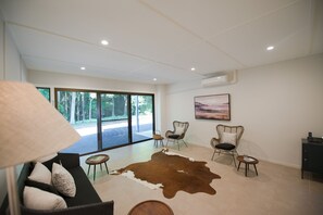 Flat-screen TV, fireplace, DVD player, books