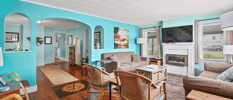 Televisión, chimenea y libros