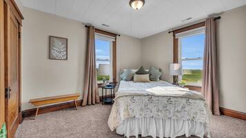 4 bedrooms, desk, iron/ironing board, free WiFi