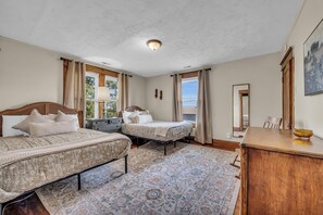 4 soverom, skrivebord, strykejern/-brett og wi-fi (inkludert)