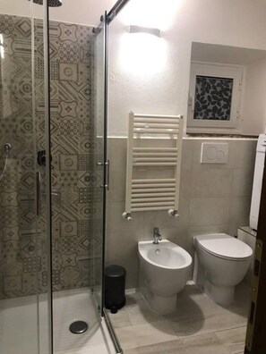 Douche, séchoir à cheveux, bidet, serviettes fournies