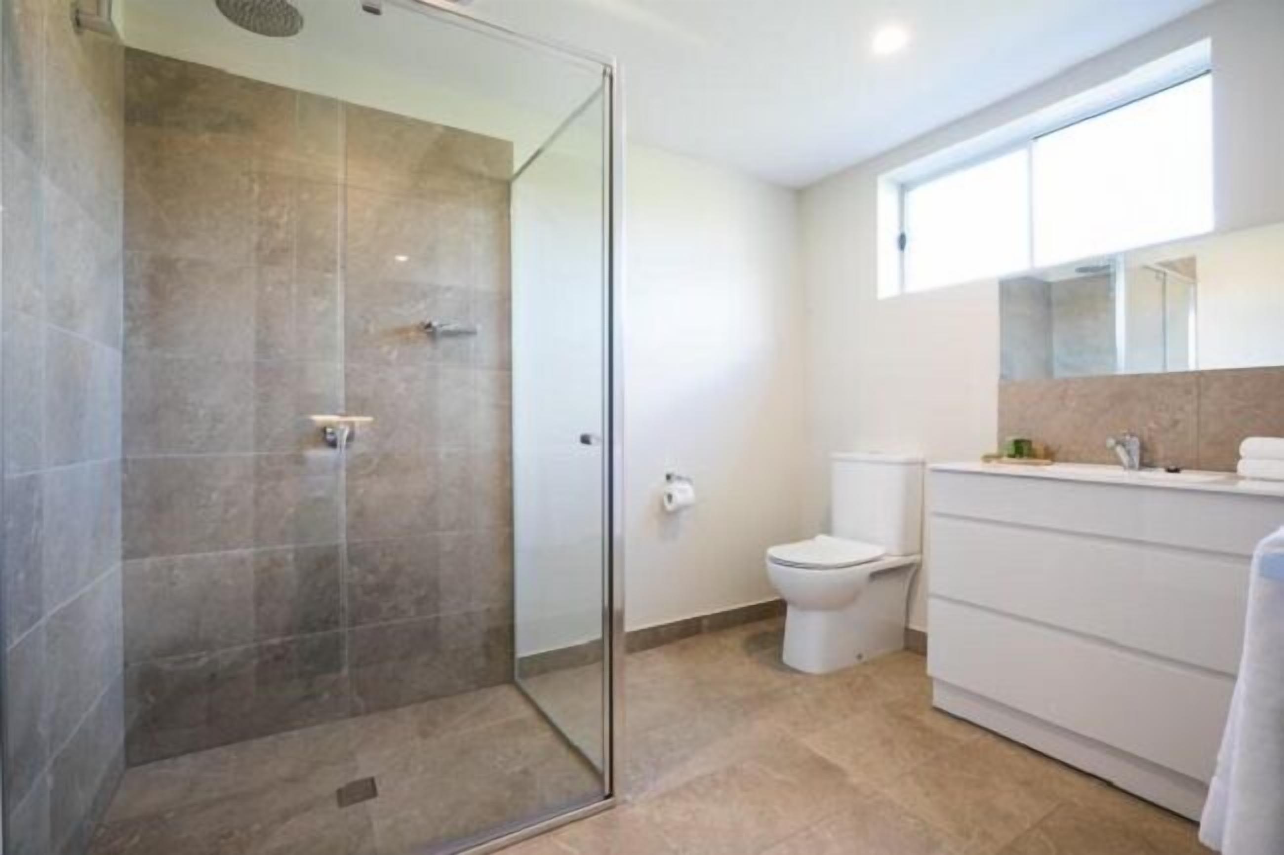 Double or Twin Room, Ensuite | Bathroom | Shower, rainfall showerhead, hair dryer, towels
