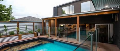 Una piscina al aire libre