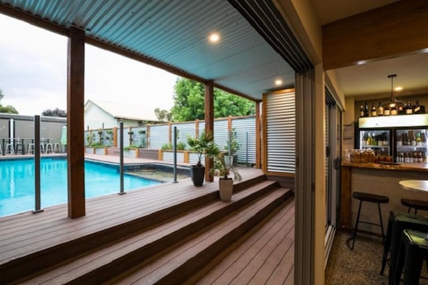 vue sur la piscine, sert le déjeuner et le dßner