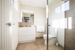 Shower, rainfall showerhead, free toiletries, hair dryer