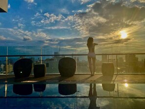 Outdoor pool, pool umbrellas, sun loungers - Cordial Hotel (Da Nang)