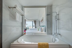 Separate tub and shower, free toiletries, hair dryer, bathrobes - Cordial Hotel (Da Nang)