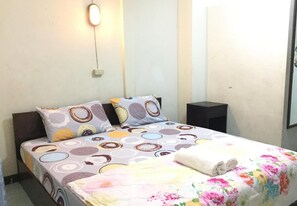 Standard Double Room with Air-Conditioner and Private Bathroom | Free WiFi - Nat 2 Guest House (Bangkok)