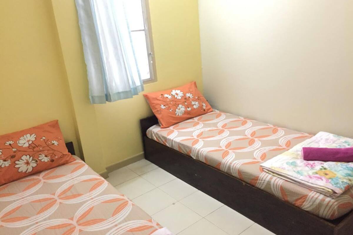 Standard Twin Room with Fan and Shared Bathroom | WiFi (free)