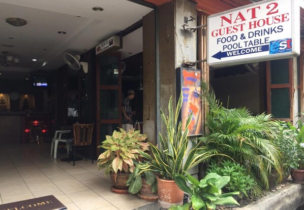Property entrance - Nat 2 Guest House (Bangkok)
