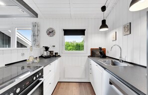 Refrigerador, parrilla de estufa, lavavajillas y cafetera y tetera 