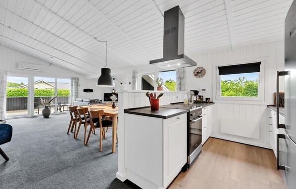 Refrigerador, parrilla de estufa, lavavajillas y cafetera y tetera 