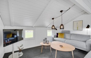 Televisión y chimenea 