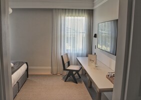 客房 | 高档床上用品、特色装修、特色家居、办公桌