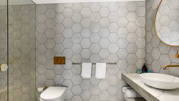 Garden Room | Bathroom | Shower, rainfall showerhead, free toiletries, hair dryer