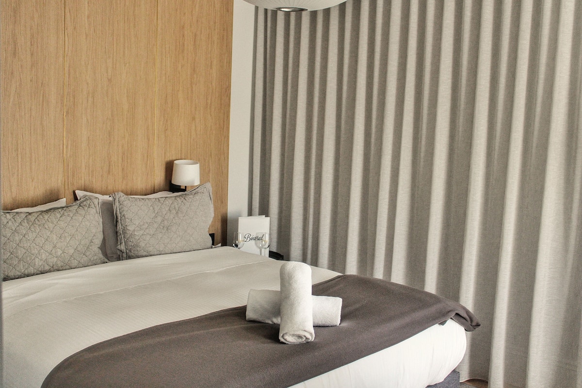Hotel Room Queen | Premium bedding, desk, WiFi (free), individually decorated