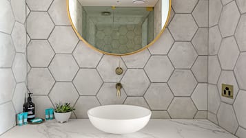 Casa geminada | Banheiro | Chuveiro, chuveiro com efeito de chuva, produtos de toalete grátis