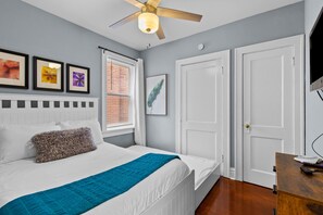 3 室のベッドルーム、セーフティボックス (室内)、デスク、アイロン / アイロン台