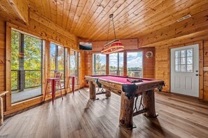 Games room - Luxury 7BR Cabin w/ Hot Tub! Media +Game Rooms (Sevierville)
