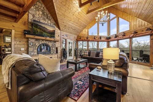 Luxury 7BR Cabin w/ Hot Tub! Media +Game Rooms