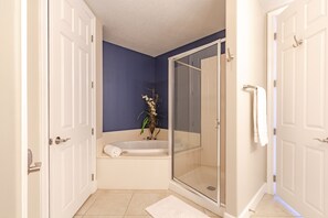 Combined shower/tub, towels