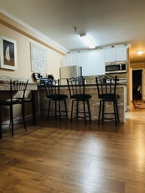 Dining - Surround Yourself in Luxury, Oceanfront 1 bed 2 bath Condo - w/o extra Mg fees (Lincoln City)