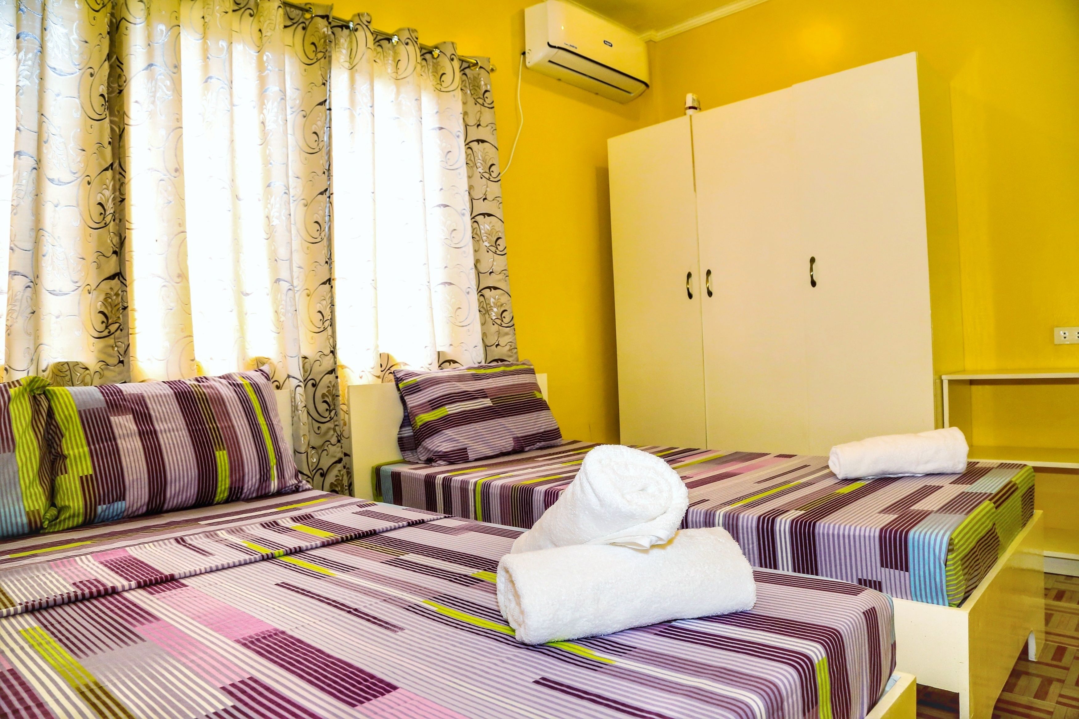 Kamar Keluarga, Bebas Asap Rokok (Taytay) | AC