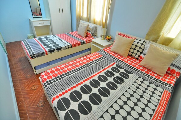 غرفة ثلاثية - لغير المدخنين | مكتب ومكواة/لوح كي وملاءات أسرّة