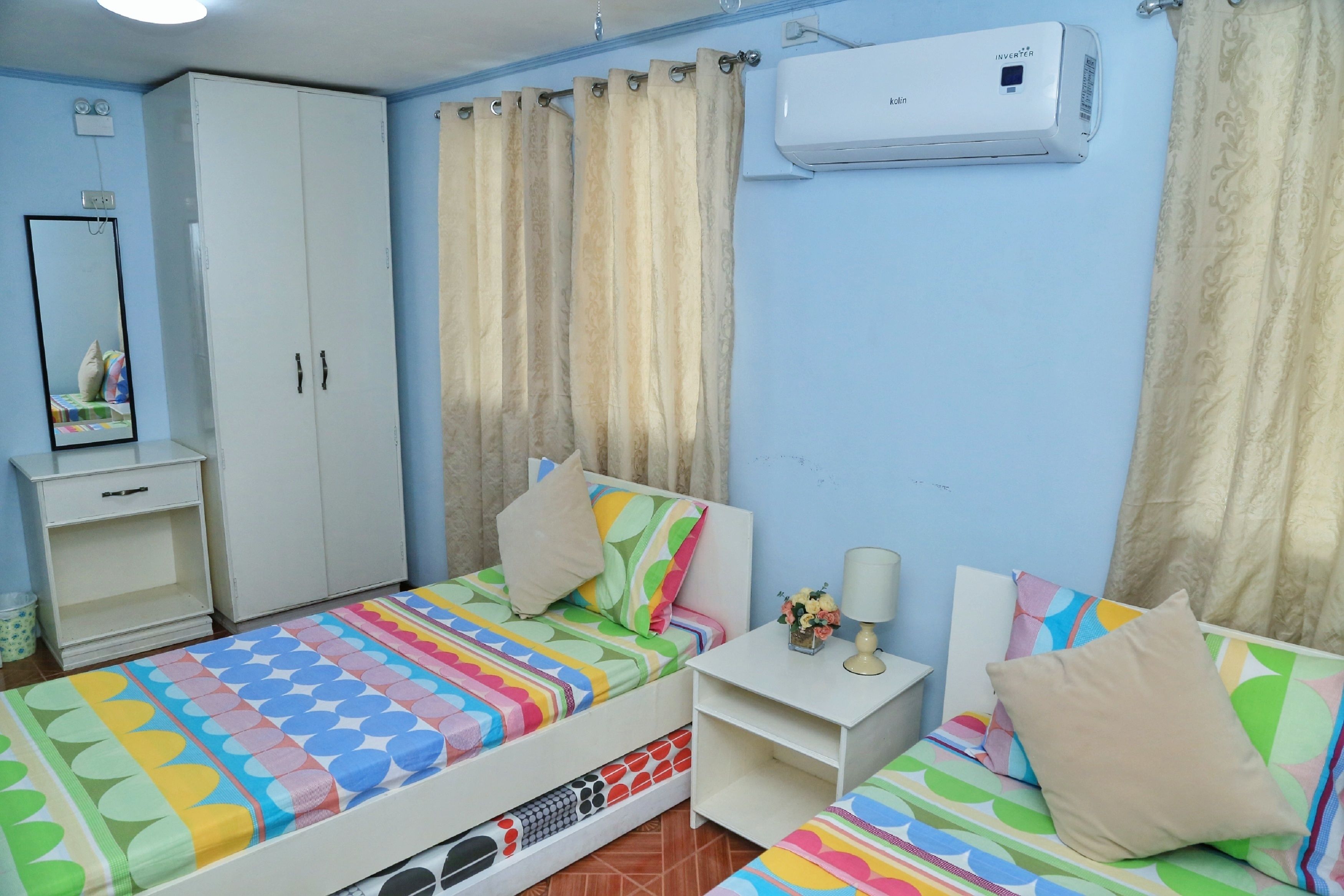 Driepersoonskamer, niet-roken | Een bureau, een strijkplank/strijkijzer, beddengoed