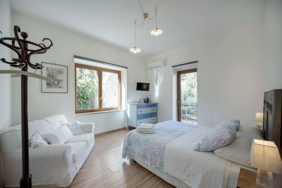 Quarto triplo luxo, vista para o jardim | Edredons de pluma, individualmente decorados, individualmente mobiliados