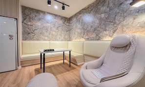 A modern room with a marble wall, a cushioned bench, a single chair, and a small table. - HOTEL Yeogiuhtte Gwangju Hanam (Gwangju)