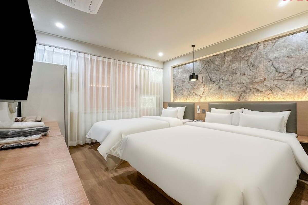 Habitación con 2 camas individuales | Wifi gratis, decoración individual, mobiliario individual